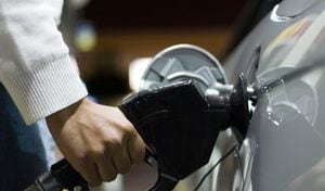 El precio de la gasolina en Estados Unidos está alcanzando los cinco dólares por galón