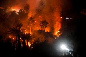 Dos muertos y cientos de casas incineradas dejó el incendio en Valparaíso.