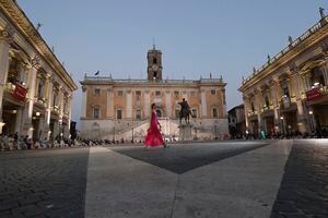 Una modelo viste una creación que forma parte de la colección primavera-verano 2021/22 de la diseñadora de moda italiana Laura Biagiotti, presentada en la plaza del ayuntamiento de la Piazza del Campidoglio de Roma, el domingo 13 de septiembre de 2020 (AP Photo / Andrew Medichini).