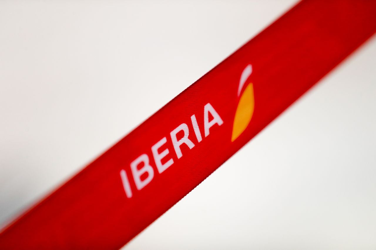 Cinta con el logo de la aerolínea Iberia.
Aeropuerto,Iberia, Baraja, logo. 
Óscar J.Barroso / Europa Press
  (Foto de ARCHIVO)