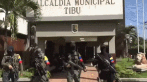 Disidencias de las Farc hacen video “patrullando” en Tibú frente a la Alcaldía