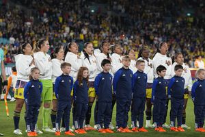 Las jugadoras de Colombia cantan el himno nacional antes del partido de fútbol de cuartos de final de la Copa Mundial Femenina entre Inglaterra y Colombia en el Estadio Australia en Sídney, Australia, el sábado 12 de agosto de 2023. (Foto AP/Rick Rycroft)