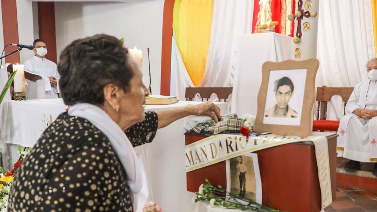 La madre de Germán Darío Flórez Jiménez recibiendo sus despojos mortales, 40 años después
