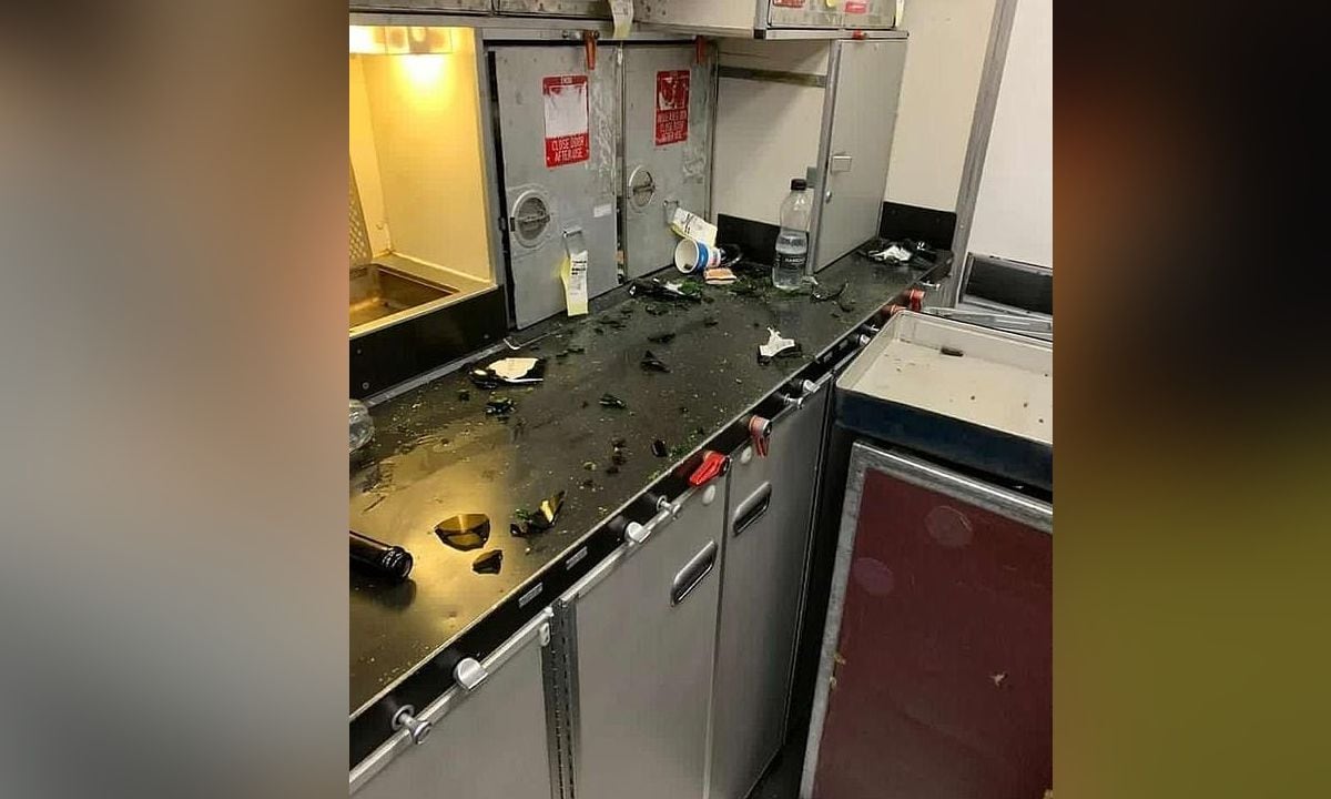 Uno de los pasajeros, ebrio, se acercó a la cocina, despicó una botella y la empleó para atacar a otro hombre que viajaba en el vuelo.
