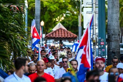 La comunidad cubana en Miami se hizo sentir este lunes conmemorando las protestas de 2021. (Photo by CHANDAN KHANNA / AFP)