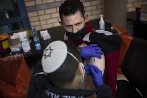 Los equipos médicos israelíes administran la vacuna Pfizer-BioNTech COVID-19 a los palestinos en el puesto de control de Qalandia entre la ciudad cisjordana de Ramallah y Jerusalén el martes 23 de febrero de 2021. Mientras se mueven agresivamente para vacunar a su población adulta, incluidos los ciudadanos árabes, Israel no ha compartido cantidades significativas de vacunas con los palestinos en Cisjordania. Las vacunas del martes se ofrecieron a los palestinos que tienen derechos de residencia israelíes pero que viven en Cisjordania. Foto: AP / Oded Balilty.