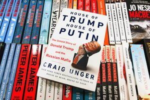 El libro de Graig Unger 'House of Trump, House of Putin' se ve en una librería en Cracovia, Polonia, el 5 de diciembre de 2020. (Foto de Beata Zawrzel/NurPhoto a través de Getty Images)
