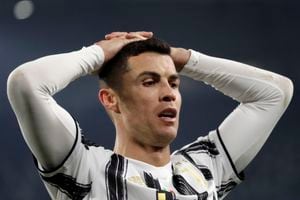 Cristiano Ronaldo, de la Juventus, reacciona después de no anotar durante el partido de vuelta de los octavos de final de la Liga de Campeones entre la Juventus y el Oporto en Turín, Italia, el martes 9 de marzo de 2021 (AP Photo / Luca Bruno).