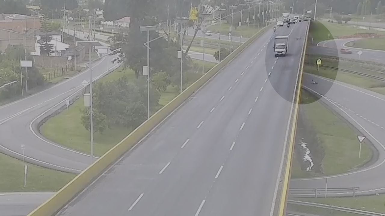 Dejan libre a conductor que arrolló a ciclista y lo botó de un puente en Chía