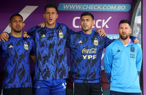 LA PAZ, BOLIVIA - SEPTEMBER 12: Lionel Messi (R) of Argentina sings the national anthem with teammates prior to a FIFA World Cup 2026 Qualifier match between Bolivia and Argentina at Hernando Siles Stadium on September 12, 2023 in La Paz, Bolivia. (Photo by Leonardo Fernandez/Getty Images)