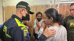 El comandante de la Policía Metropolitana de Barranquilla, llegó hasta el centro asistencial a verificar el estado de salud de los uniformados.