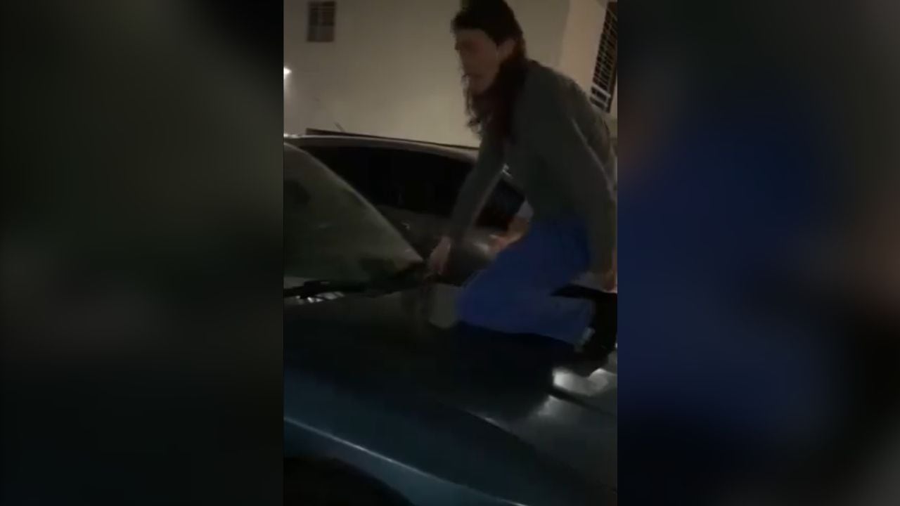 En una ocasión, la mujer se subió al capó de un carro y generó temor a su víctima.