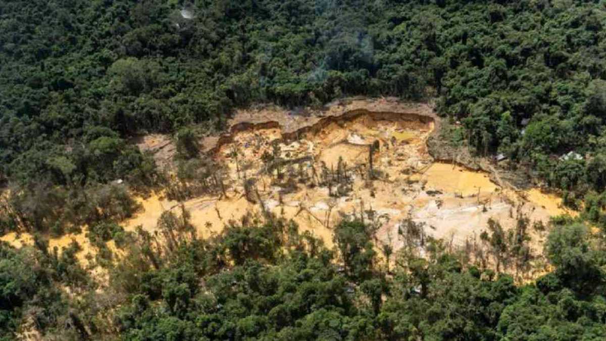 Vista aérea de zonas de extracción ilegal de oro en el territorio indígena Yanomami, en Brasil. Foto: Rogério Assis/ISA