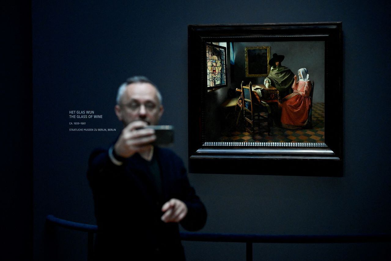 'The glass of wine' de Johannes Vermeer, en el Rijksmuseum de Ámsterdam. Foto: JOHN THYS / AFP