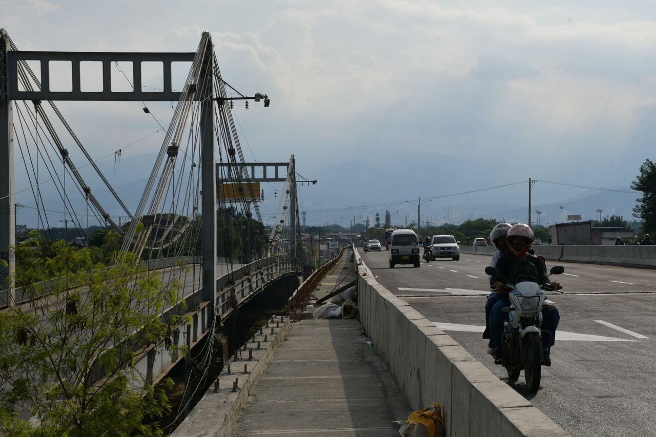 Este domingo 5 de mayo, se abrió la otra calzada del puente de Juanchito.
Puente que comunica a Cali con Candelaria.