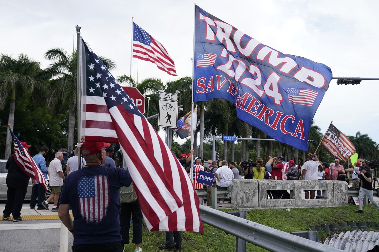 Partidarios del expresidente Donald Trump se reúnen frente al resort Trump National Doral, el lunes 12 de junio de 2023 en Doral, Florida