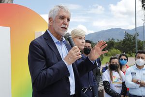 Enrique Peñalosa precandidato presidencial dentro de la coalición Equipo por Colombia.