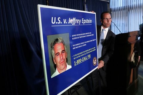 Un empleado del Distrito Sur de Nueva York cuelga un cartel con una fotografía de Jeffrey Epstein, acusado de tráfico sexual de menores y conspiración para cometer tráfico sexual de menores, en Nueva York