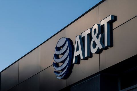Hombre de 90 años pagó US$10.000 en anuncios para quejarse por el mal servicio de internet de AT&T