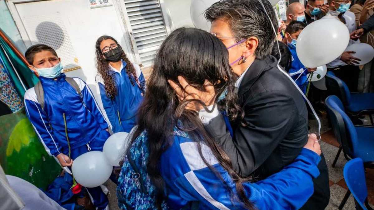 La alcaldesa de Bogotá, Claudia López, tuvo con los compañeros del menor de edad que fue una víctima mortal del atentado al CAI de Arborizadora Alta
