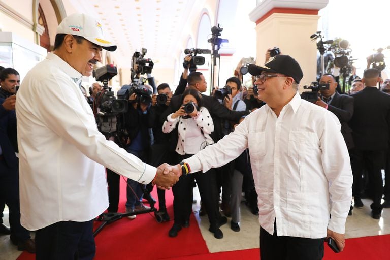 Nicolás Maduro y Gustavo Petro se estrechan la mano este martes en la entrada del Palacio de Miraflores en Caracas.
