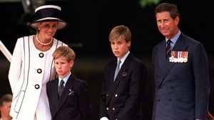 La princesa Diana (1961 - 1997), el príncipe Harry, el príncipe Guillermo y el príncipe Carlos en un desfile en el Mall, Londres en 1994.