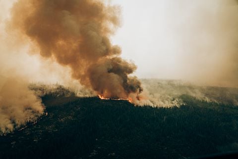 El humo de los peores incendios forestales de la historia de Canadá estaba afectando gravemente la calidad del aire el 28 de junio de 2023 en todo Ontario y al menos 15 estados de EE. UU., y los monitores advirtieron que más de cien millones de personas se enfrentan a condiciones potencialmente insalubres.