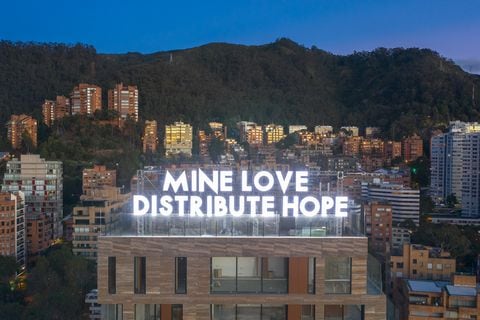 "Mine love distribute hope" de Robert Montgomery en Bogotá. Cortesía de Barcú y el British Council.