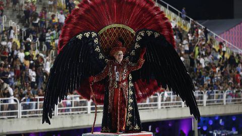El emblemático carnaval de Río de Janeiro vuelve al sambódromo tras dos años de suspensión y aplazamientos por la pandemia de coronavirus. Foto: Wagner Meier/Getty Images.