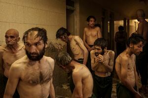 Los consumidores de drogas detenidos durante una redada de los talibanes esperan ser afeitados después de llegar al Hospital Médico Avicena para recibir tratamiento por drogadicción en Kabul, Afganistán, el viernes 1 de octubre de 2021. En el hospital, los pacientes, en total 700, flotan por los pasillos como fantasmas. Algunos dicen que no se les alimenta lo suficiente. Los médicos dijeron que el hambre es parte del proceso de abstinencia. (Foto AP / Felipe Dana)