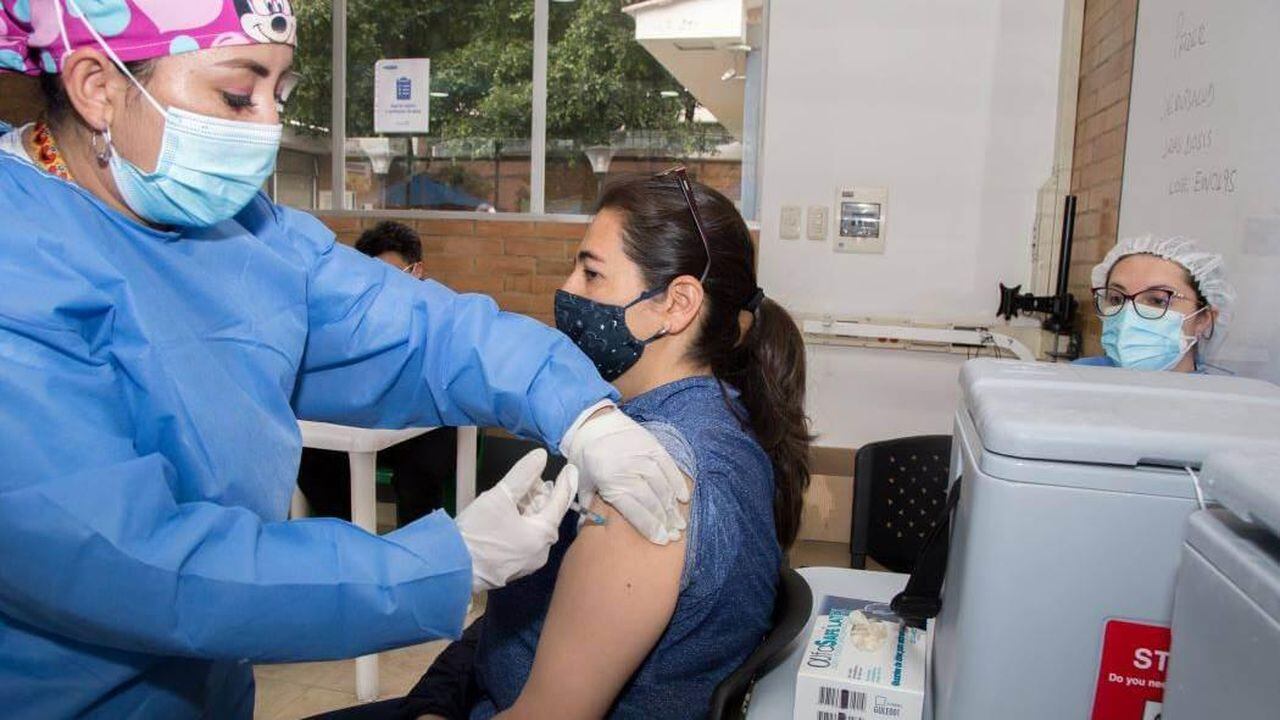Vacunación en Bogotá: esta semana se completarán primeras dosis de docentes