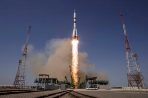 En esta imagen proporcionada por la NASA, el cohete Soyuz MS-18 es lanzado con el astronauta de la NASA Mark Vande Hei, los cosmonautas de Roscosmos Pyotr Dubrov y Oleg Novitskiy, el viernes 9 de abril de 2021 en el cosmódromo de Baikonur en Kazajstán. El ruso-estadounidense trío de viajeros espaciales se lanzó con éxito el viernes, rumbo a la Estación Espacial Internacional (Bill Ingalls / NASA vía AP)