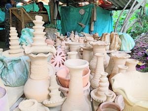En Ráquira, Boyacá, se trabaja la artesanía con arcilla plástica