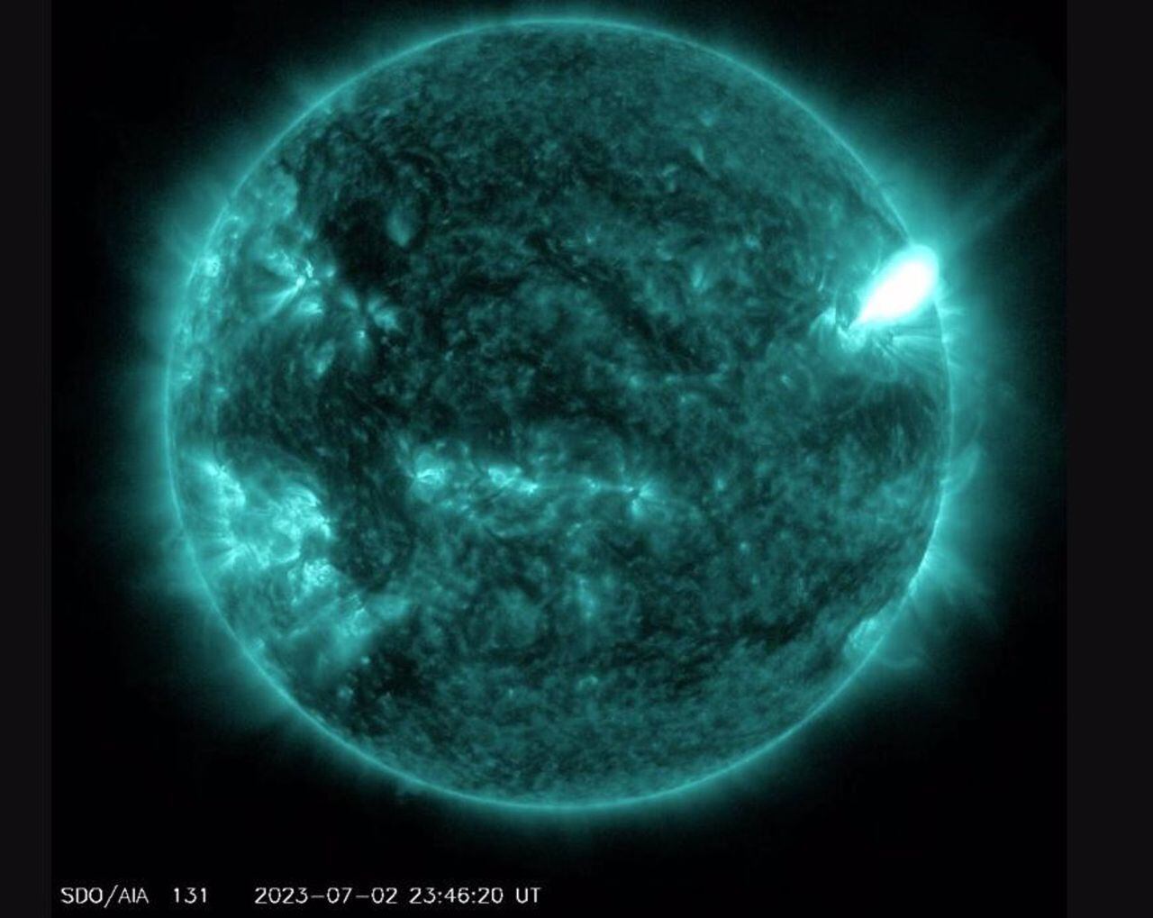 Científicos captan una intensa llamarada solar.