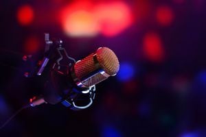 Los podcast se pueden grabar con micrófonos profesionales o convencionales. Foto: Getty Images.