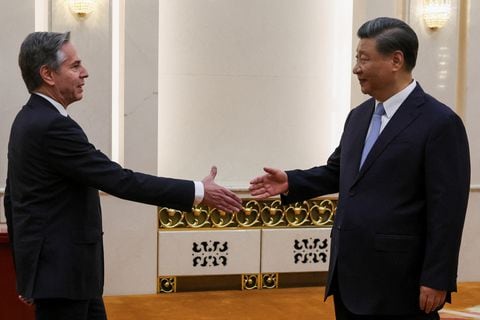 El secretario de Estado de EE. UU., Antony Blinken, le da la mano al presidente chino, Xi Jinping, en el Gran Salón del Pueblo en Beijing, China, el 19 de junio de 2023.