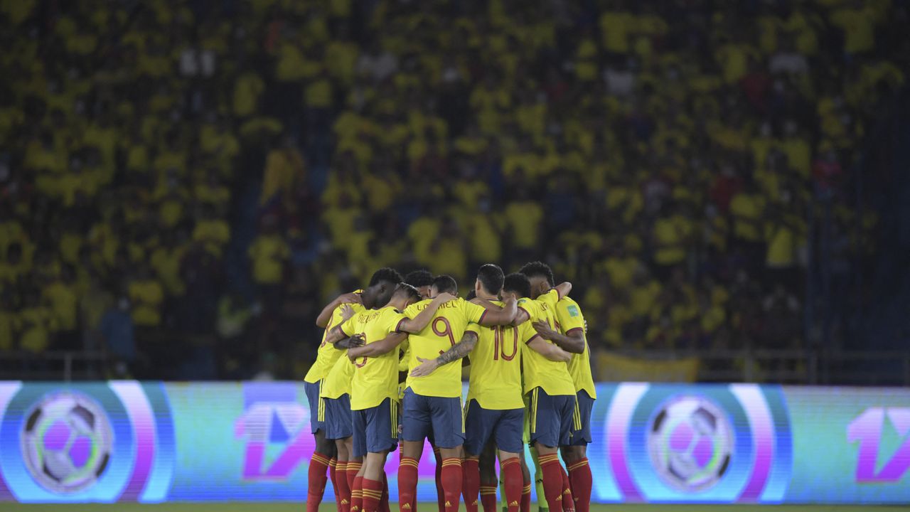 Colombia's players get ready for the start of the South American qualification football match for the FIFA World Cup Qatar 2022 against Paraguay, at the Roberto Melendez Metropolitan Stadium in Barranquilla, Colombia, on November 16, 2021. (Photo by Raul ARBOLEDA / AFP)