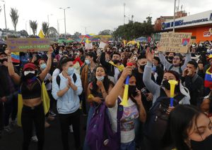 Paro Nacional  jovenes en manifestacion pasifica en Los Heroes Bogota Mayo 28 del 2021Foto Guillermo Torres Reina / Semana