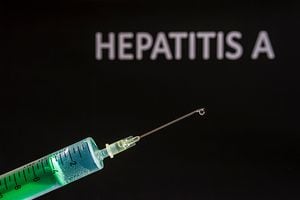 Vacunarse contra la hepatitis A es clave para prevenir el contagio.