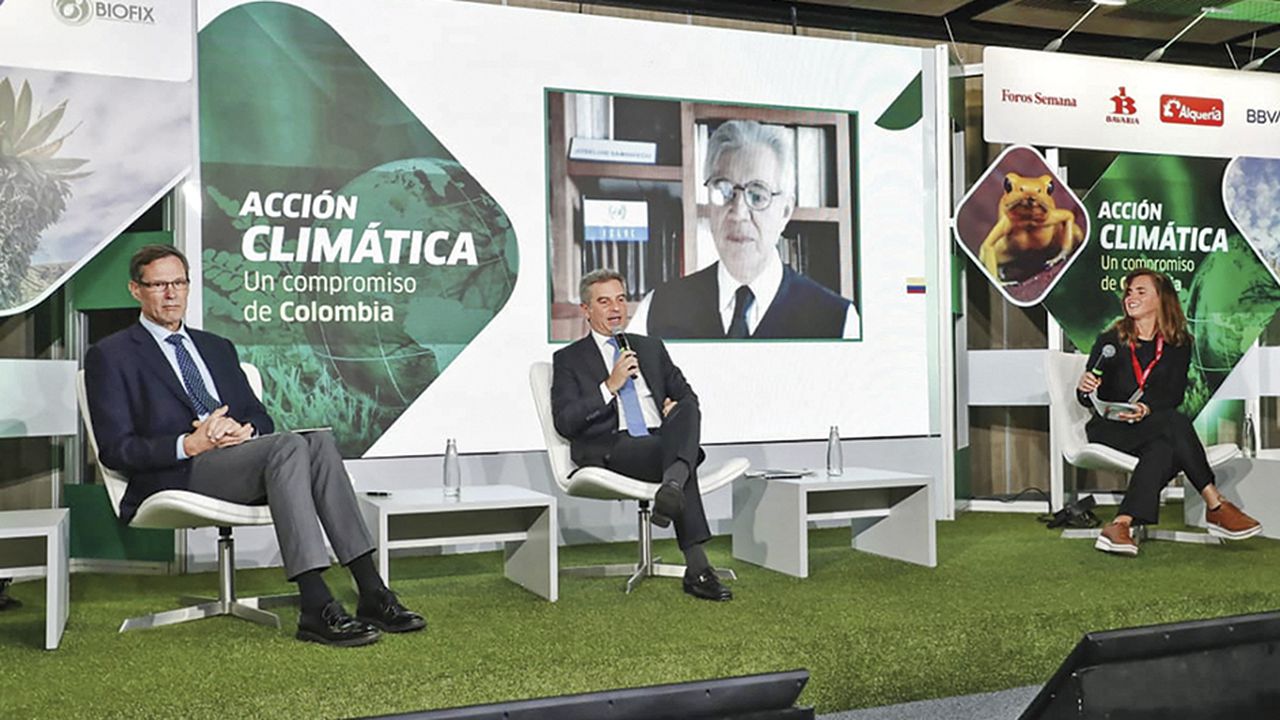 Peter Ptassek, embajador de Alemania en Colombia; Carlos Correa, ministro de Ambiente, y Katherina Bach, fundadora del movimiento Generación RE.