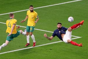  Olivier Giroud de Francia dispara al gol, partido Grupo D - Francia contra Australia - Estadio al Janoub, al Wakrah, Qatar - 22 de noviembre de 2022