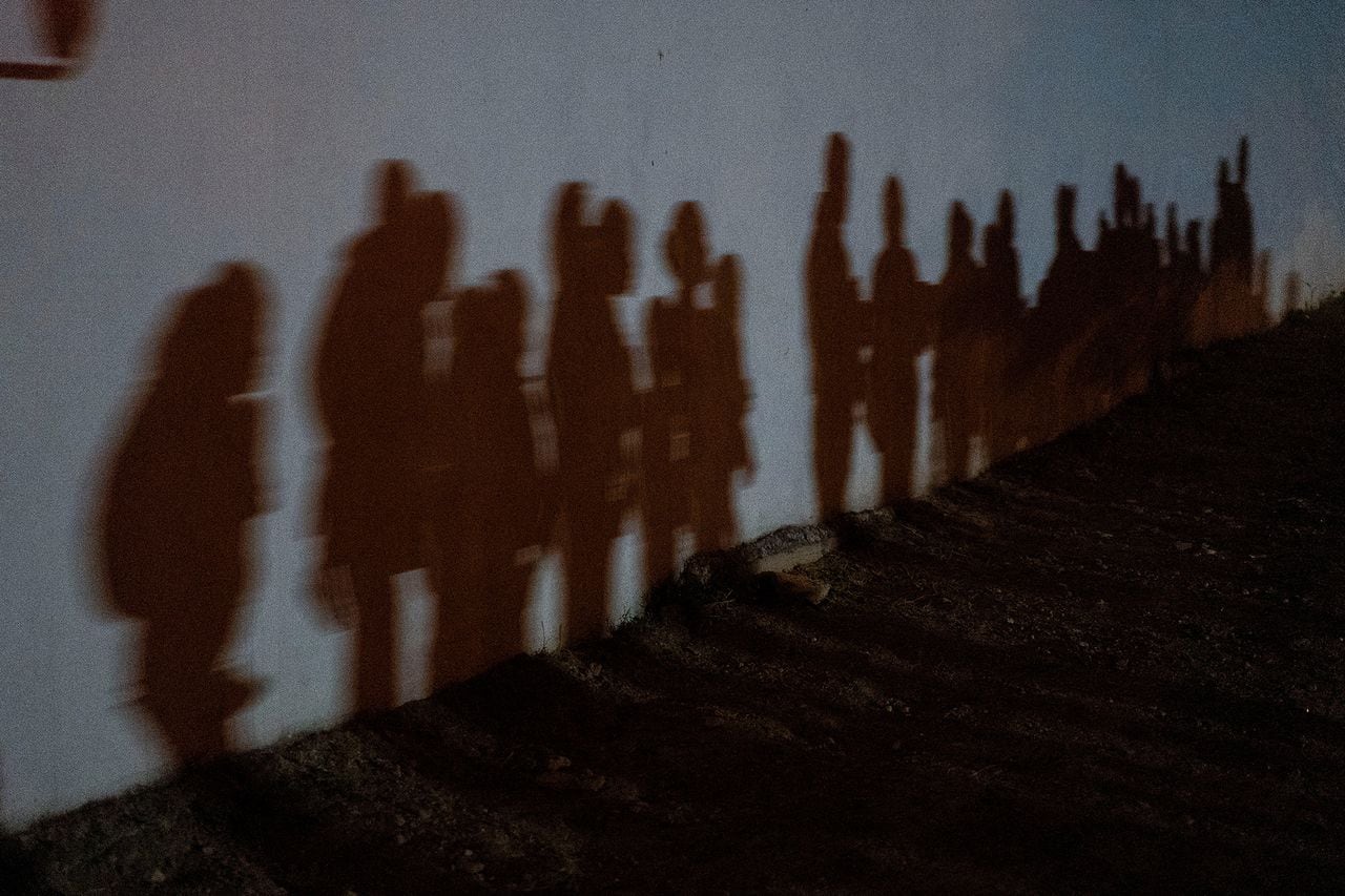 Migrantes en busca de asilo cruzan el río Grande en Roma, Texas