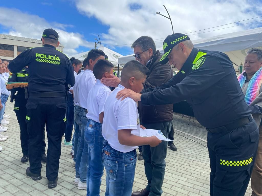 Graduación de niños indígenas como policías cívicos en Nariño