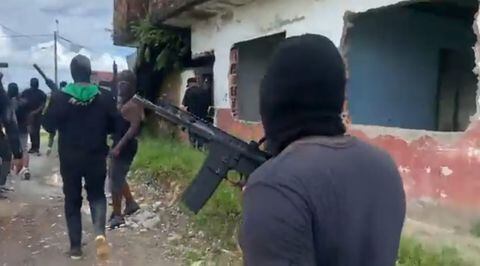 Los miembros de esta banda criminal se pasearon por las calles de Buenaventura con armas de largo alcance.