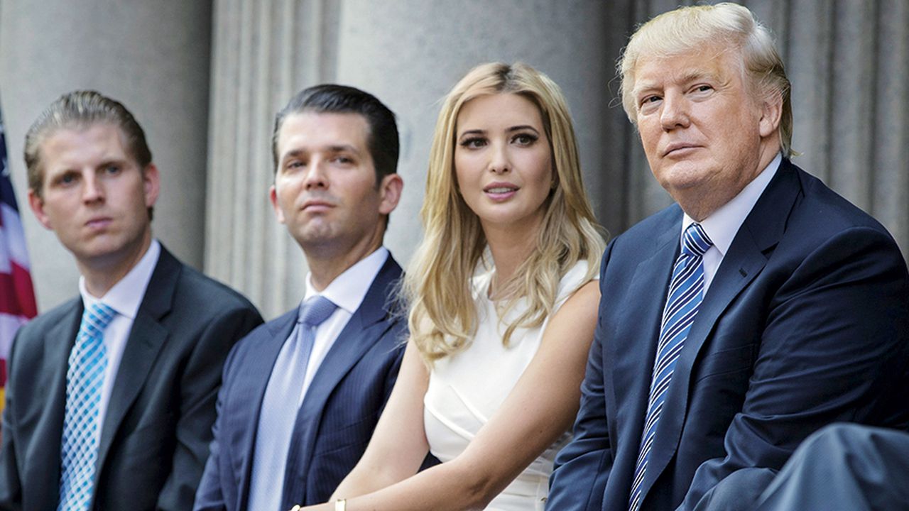 Donald Trump junto a sus tres hijos mayores. El magnate, al parecer, se ha preguntado cómo sería tener sexo con su hija Ivanka, revela el libro de uno de sus extrabajadores.