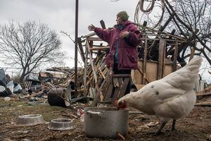 Una residente local, Liubov, se encuentra junto a su casa destruida durante la invasión de Rusia en el pueblo de Kukhari, en la región de Kiev, Ucrania, el 16 de abril de 2022. Foto REUTERS/Vladyslav Musiienko