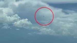 Se puede observar un extraño objeto que pasa volando a gran velocidad muy cerca de un avión