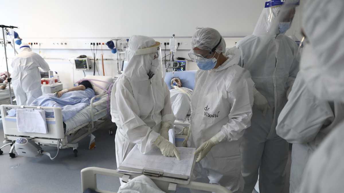 Personal de la salud atiende pacientes covid-19. (AP Photo)