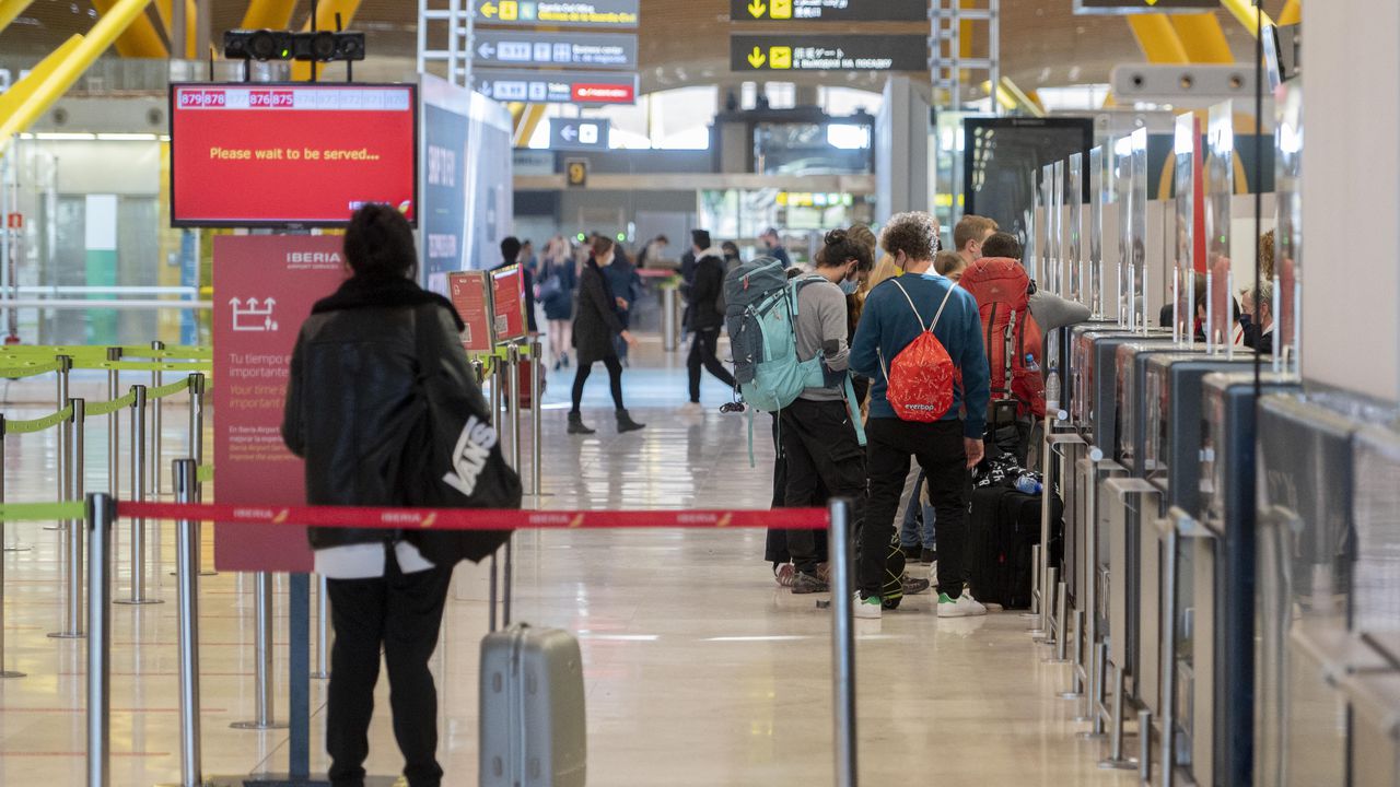 Para evitar pagar más por peso de su maleta, viajero se “revistió” en el aeropuerto