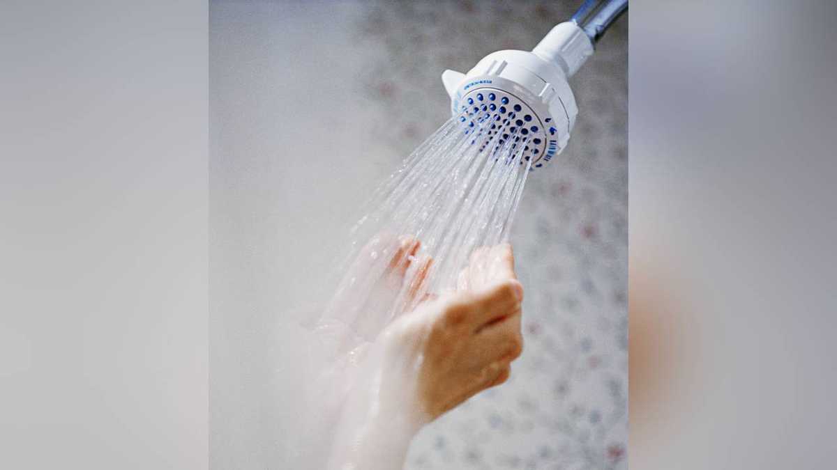 Expertos comentan que la ducha con agua caliente ayuda a reducir la fatiga de tu cerebro, estimula la circulación y descongestiona las fosas nasales. Foto:Gettyimages.